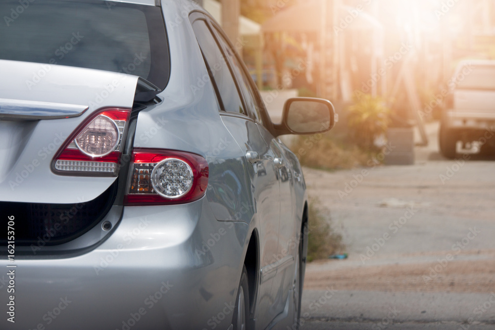 The car parked on the side of the road and opened the back of the car without closing it. The car parked on the side of the road and opened the back of the car without closing it.