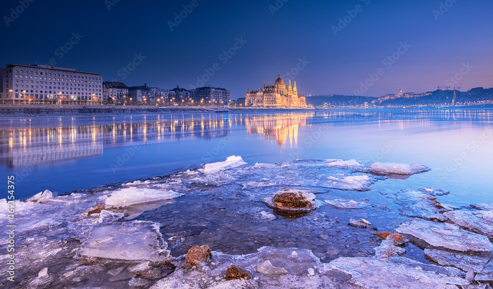 Fototapeta premium Sunset over the Hungarian Parliament in Budapest, Hungary