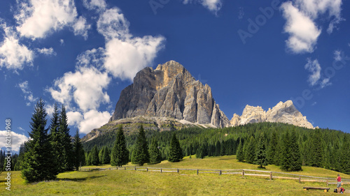 Bergmassiv in den Dolomiten mit Gebirgswald und heiteren Himmel