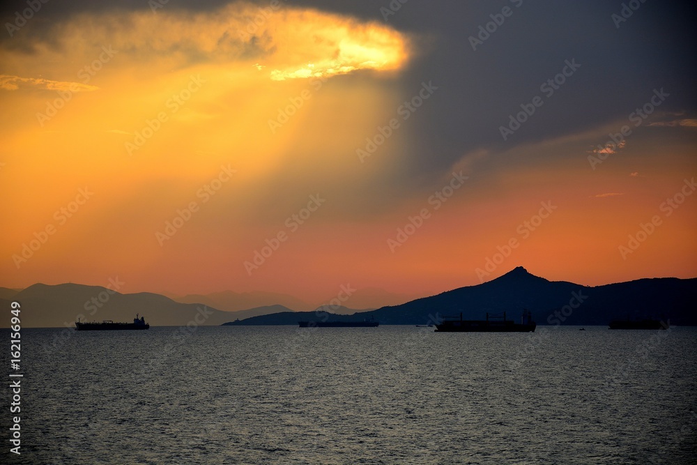 Coucher de soleil au large de la Grèce 
