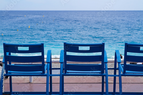 Blaue Stühle an der Promenade des Anglais in Nizza