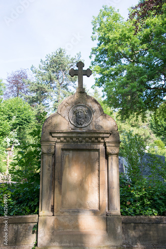 Alter Grabstein mit Kreuz