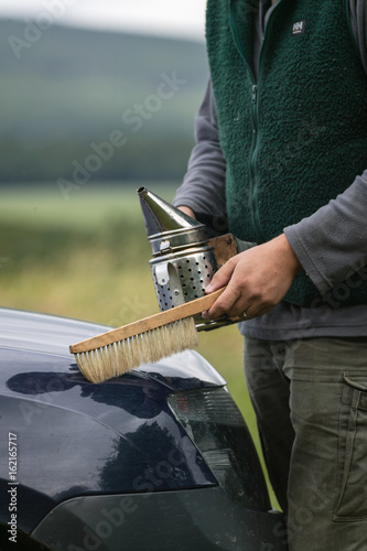 Imkerhände bei der Arbeit