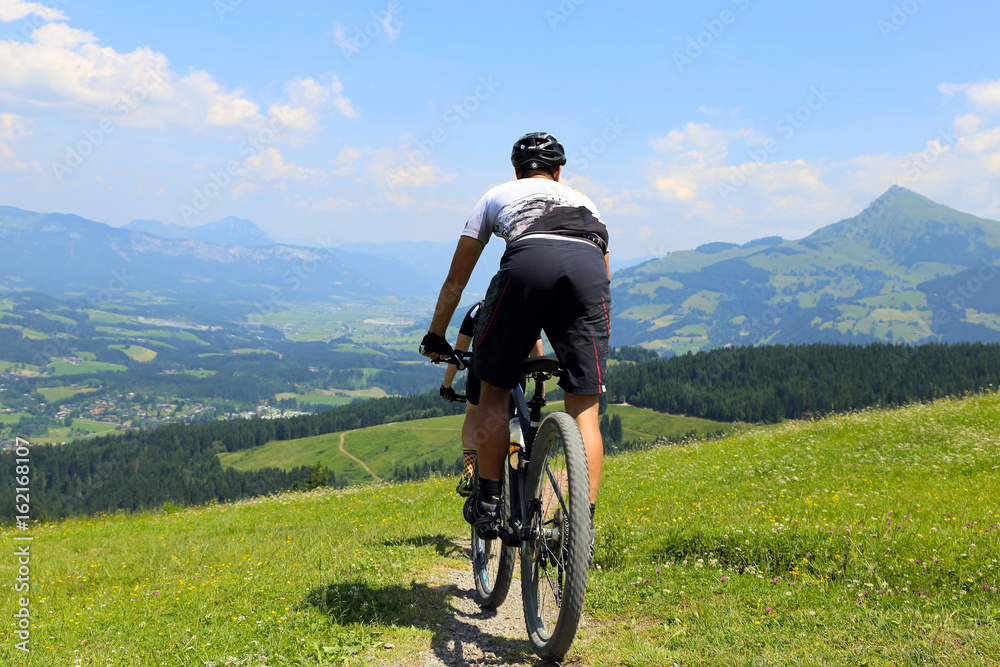 Fototapeta premium Mountainbiker in den Alpen