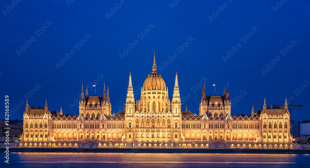 Fototapeta premium Hungarian Parliament at night