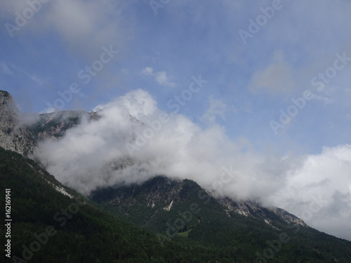 Berggipfel mit Wolken verhüllt