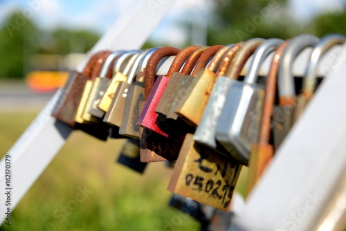 Obraz na płótnie Padlocks in love on the bridge on a sunny summer afternoon w salonie