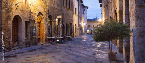 Fototapeta Naklejka Na Ścianę i Meble -  morning twilight on the alone street in Tuscany
