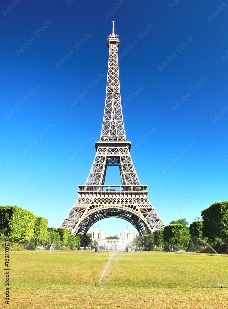 Fototapeta premium The Beautiful Eiffel Tower in Paris, France