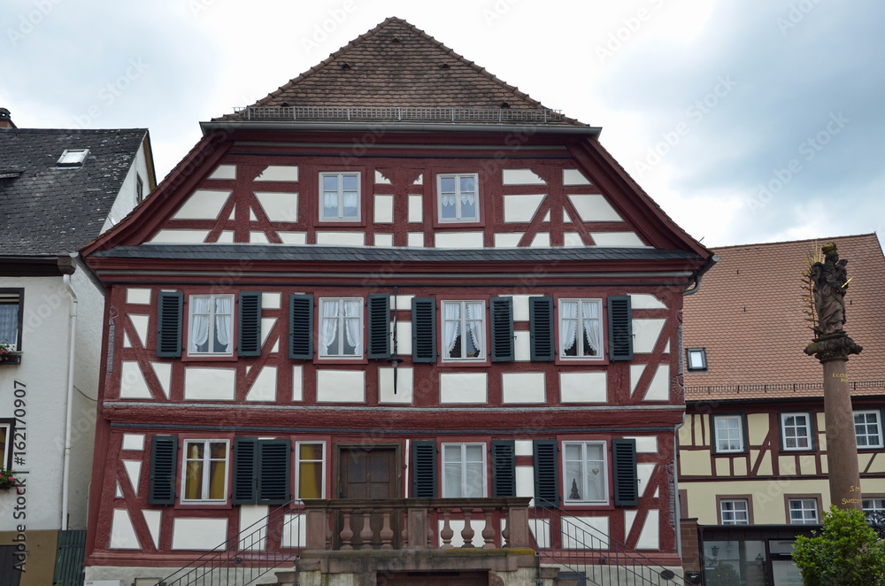 Rathaus und Mariensäule in Amorbach