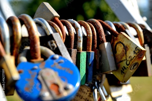 Obraz na płótnie Padlocks in love on the bridge w salonie