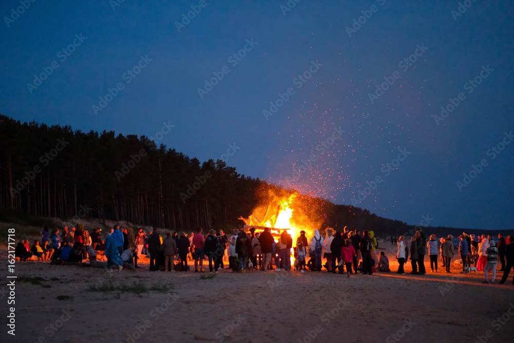 Φωτογραφία Celebrating the summer solstice on the shore of the Gulf of Riga