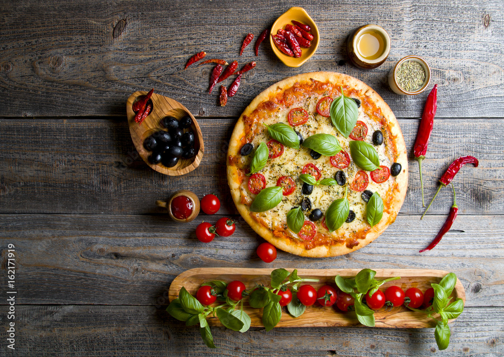 Pyszna pizza ze świeżą bazylią Pyszna pizza ze świeżą bazylią