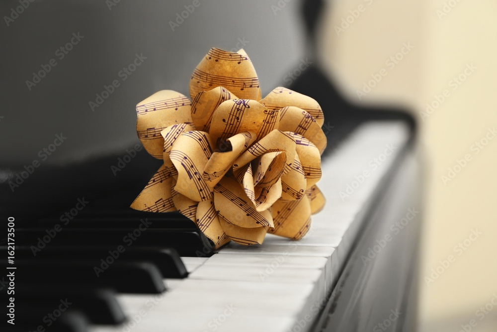 Obraz premium Rose made of music notes on piano keys