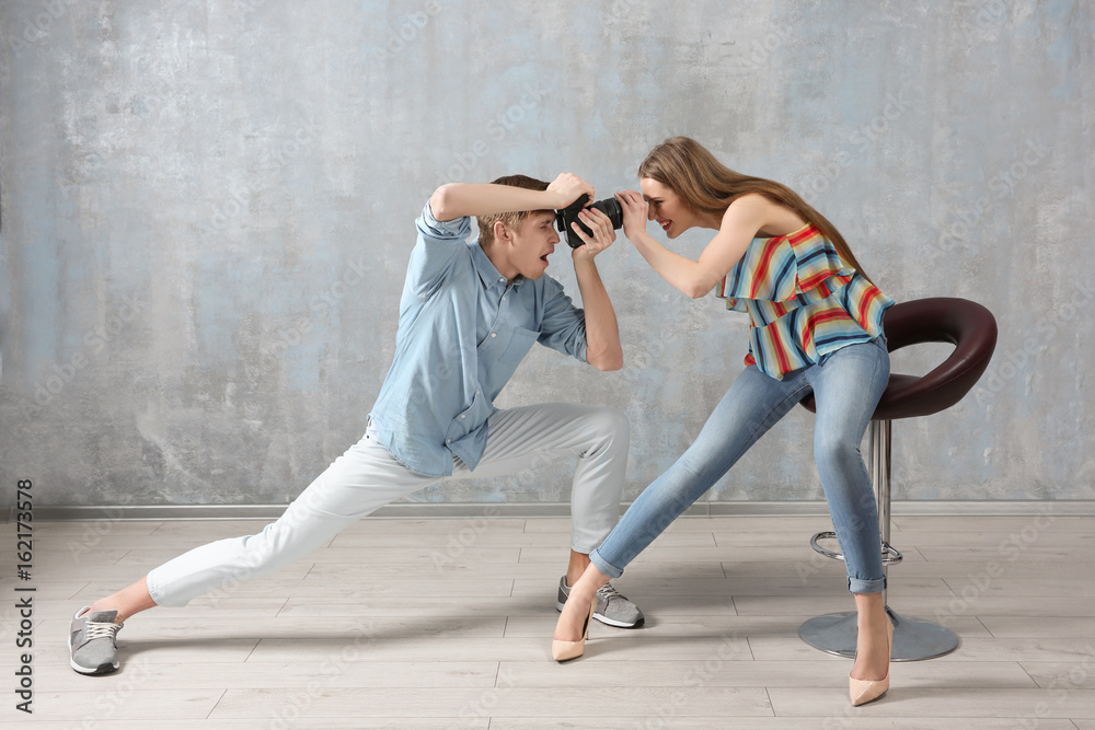 Obraz premium Male student taking photo of model during photography classes