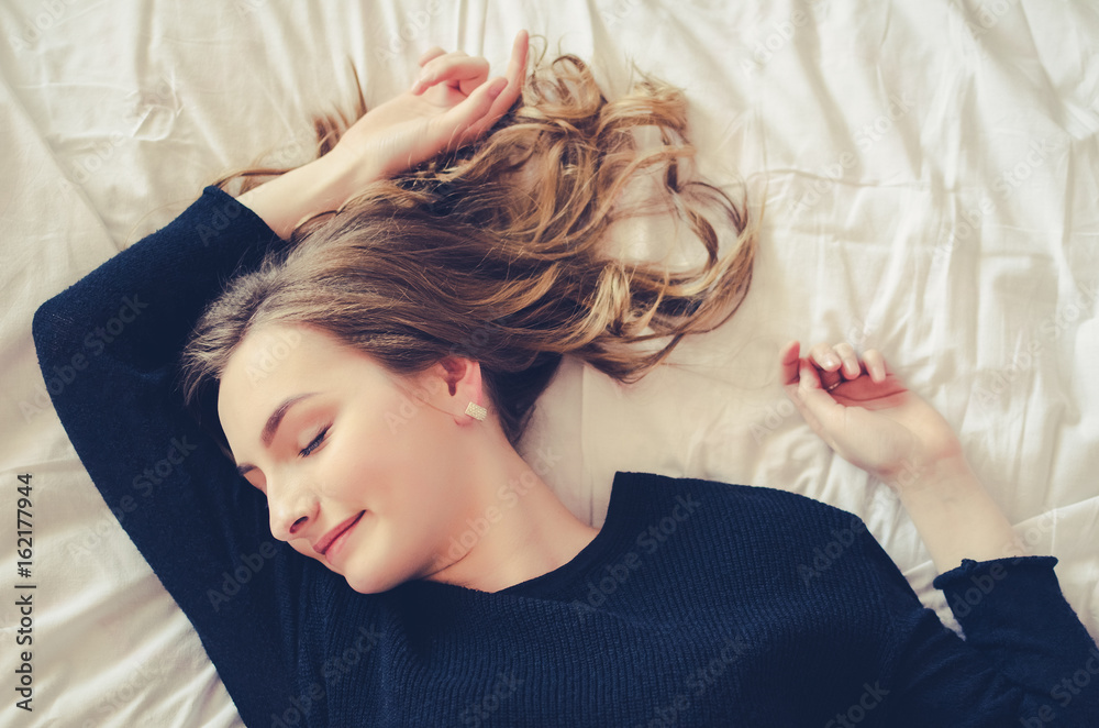 Naklejka premium Beautiful young girl sleeping in the bedroom.