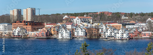 Bostäder vi Järla sjö fotat en vacker vårdag photo