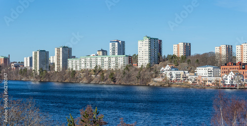 Bostäder vi Järla sjö fotat en vacker vårdag photo