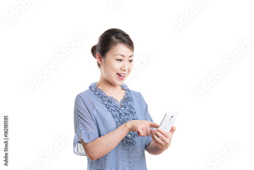日本人女性 白背景 笑顔 スマートフォン