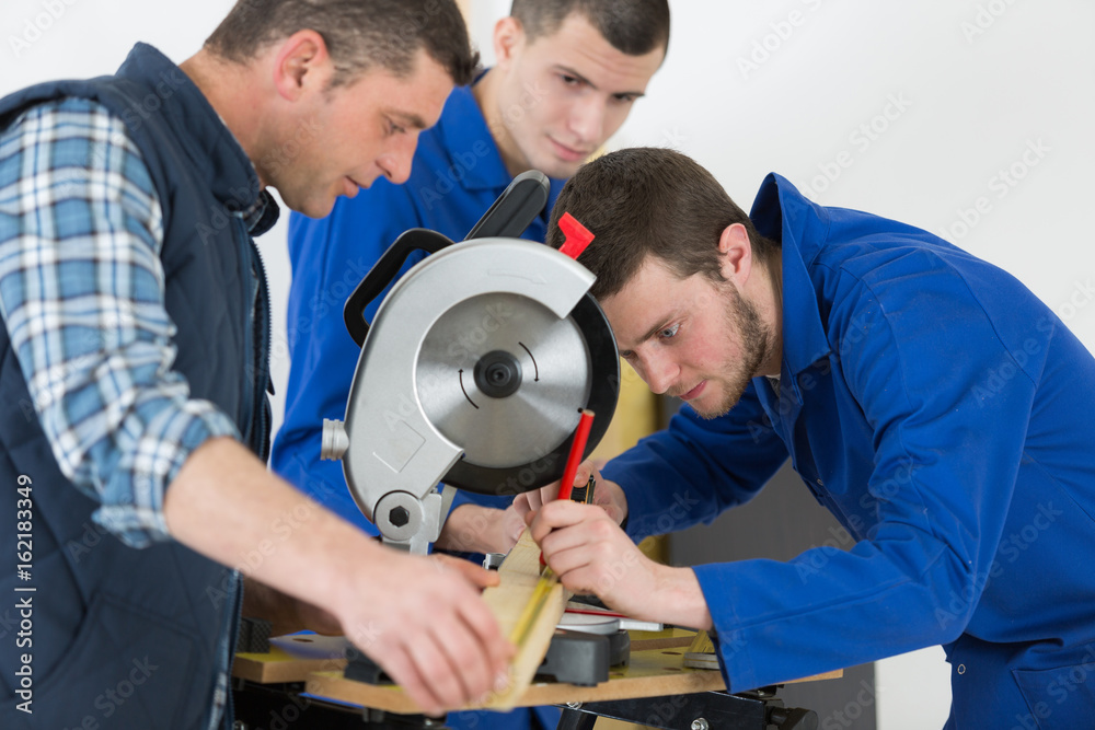 Obraz premium student in carpentry class using circular saw