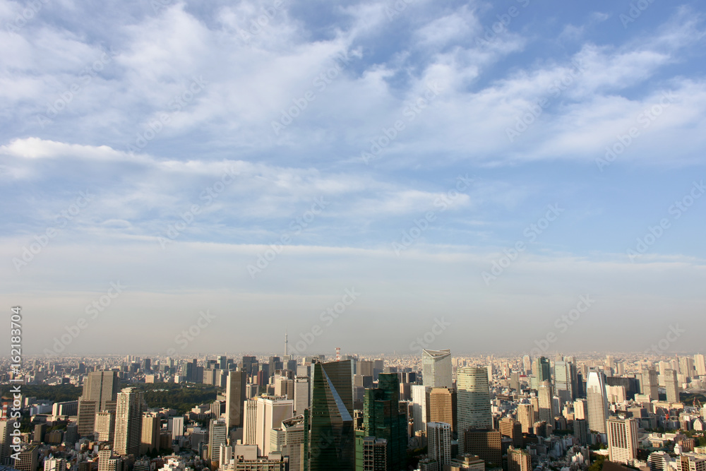 青空と雲とビル群・日本の東京都市景観（大手町や丸の内、虎ノ門方面などを望む）