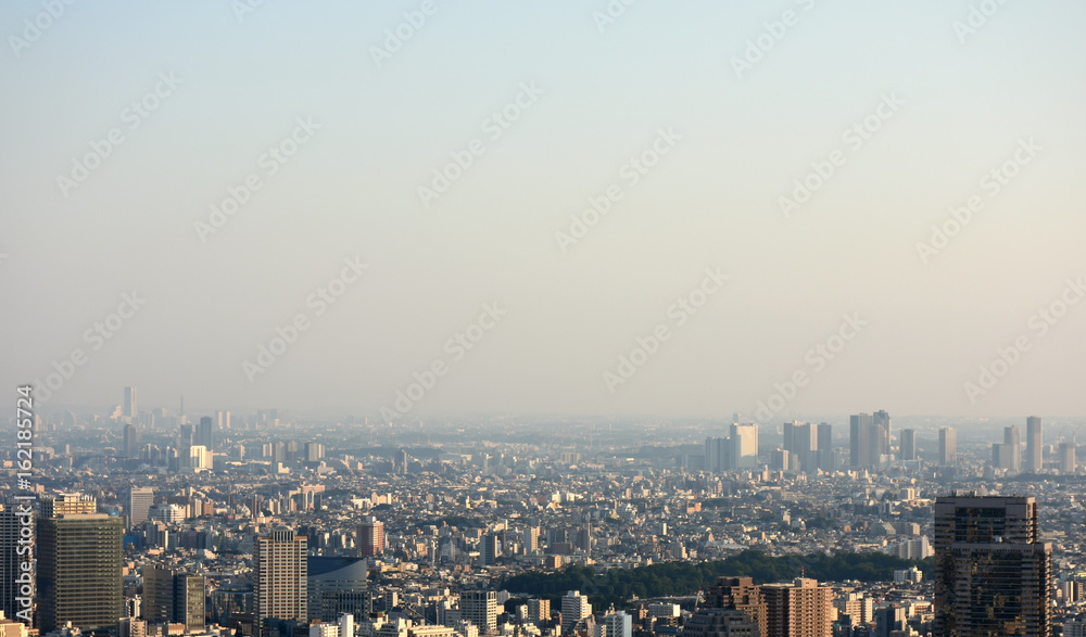 日本の都市景観「横浜のみなとみらい２１（画面左側）」方面などを望む