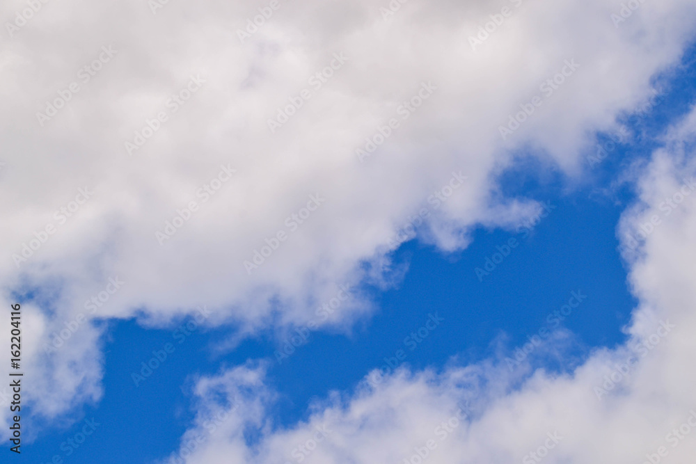 Obraz premium White clouds against the blue sky