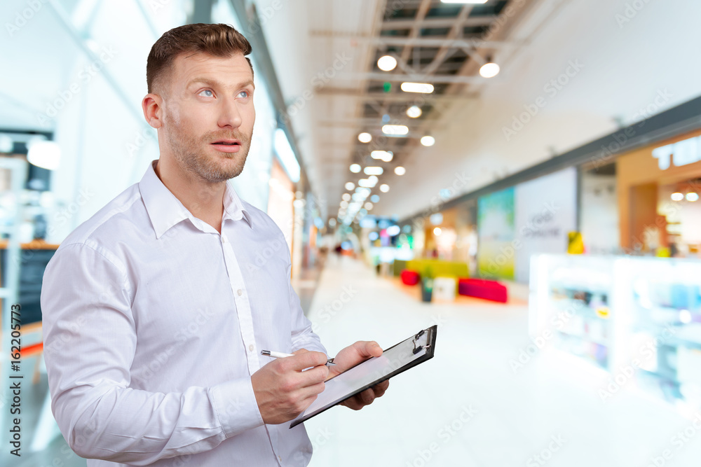Fototapeta premium man with clipboard