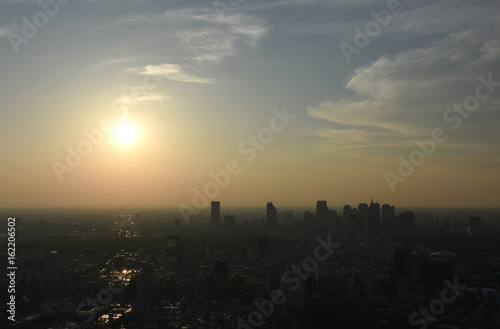 太陽と雲・夕日、日本の東京都市景観（新宿方面などを望む）