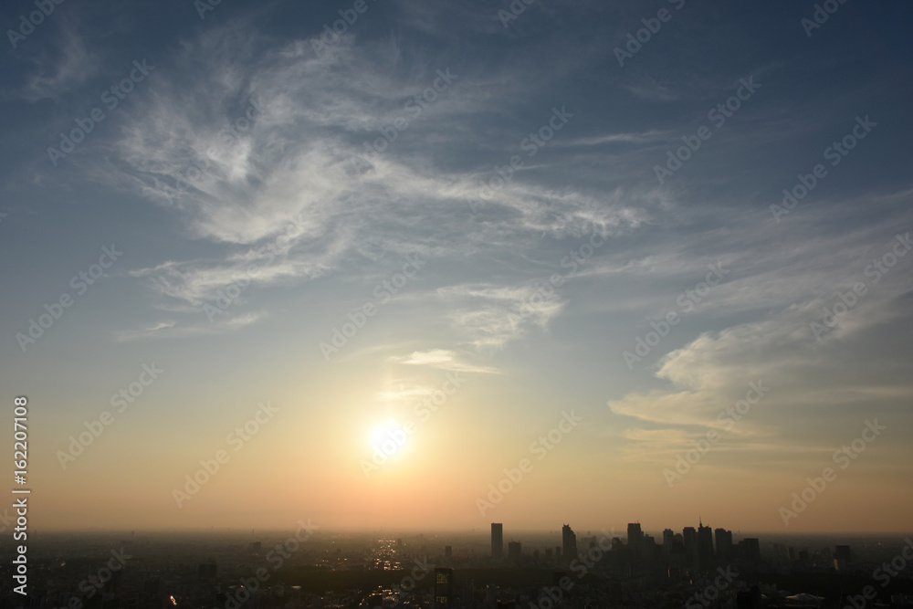 青空と太陽・夕日「空想・雲のモンスター」・日本の東京都市景観（新宿の高層ビル群などを望む）