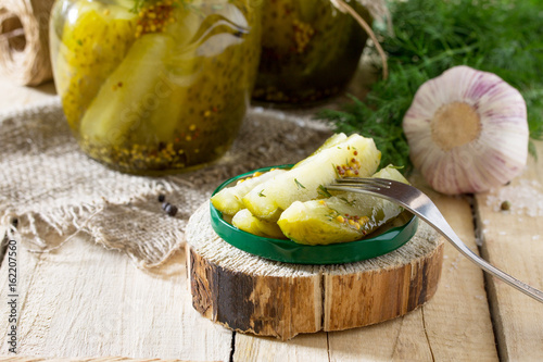 Fotografía Marinated cucumbers gherkins