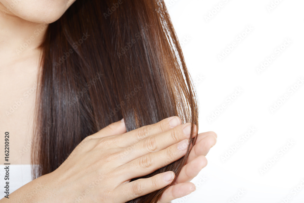 Obraz premium ヘアケアをする女性