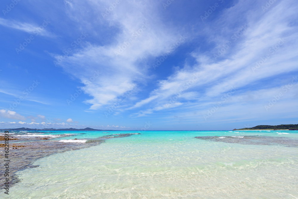 沖縄の美しい海とさわやかな空