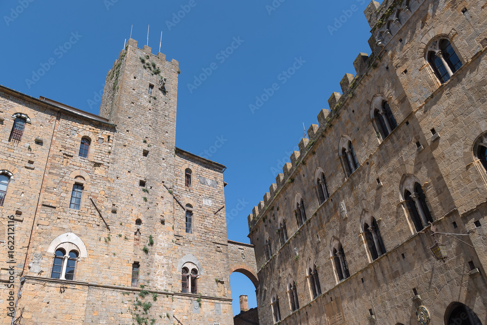 Alte Fassaden in Volterra, Toskana, Italien