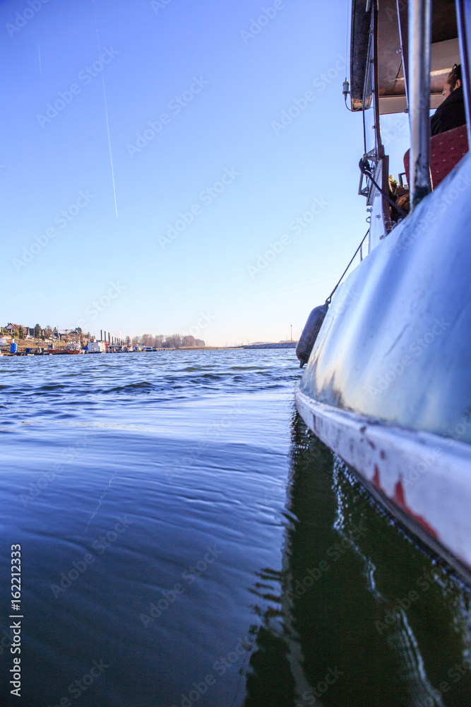 Flachboot auf dem Fluß