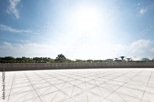 empty floor near park in blue sky © zhu difeng