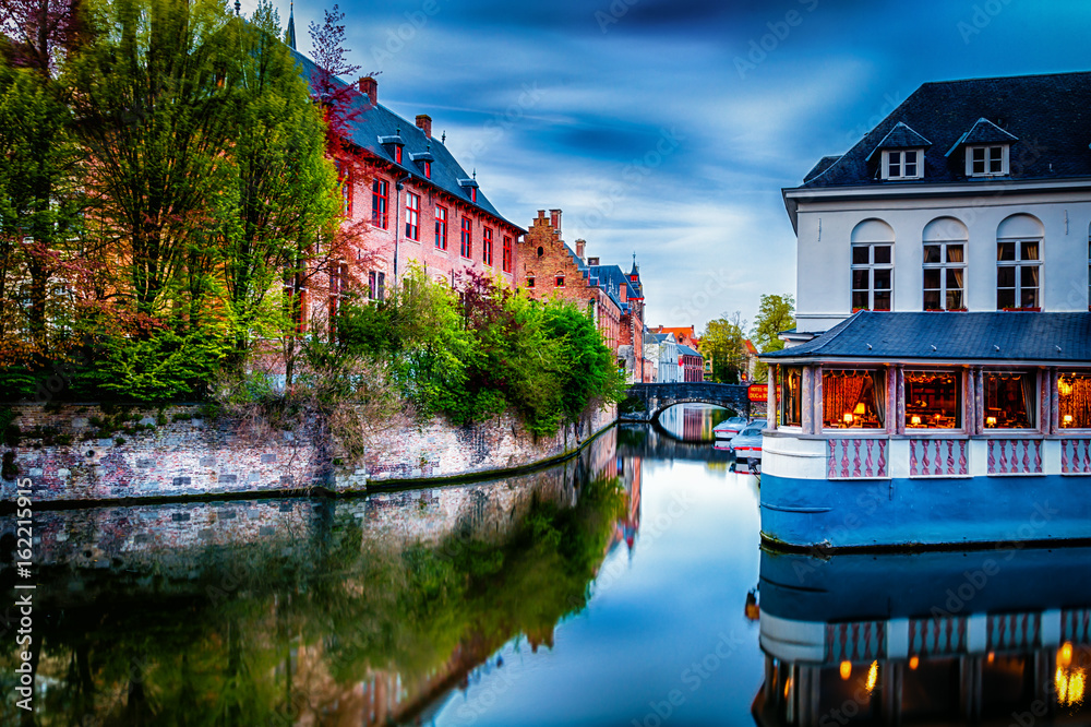 Fototapeta premium Piękny widok na stare historyczne miasto Brugge (Brugia) w Belgii