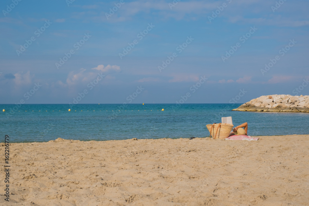 Mer Méditerranée. La plage de sable. Mer Méditerranée. La plage de sable.