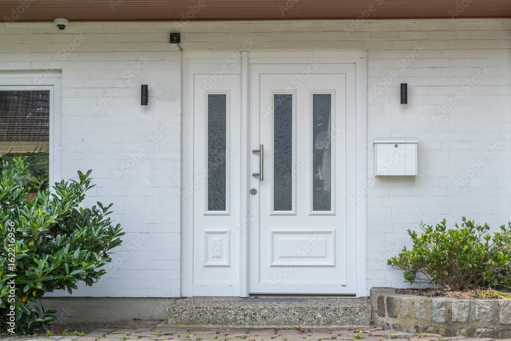 Moderne weiße Haustür eines Hauses Moderne weiße Haustür eines Hauses