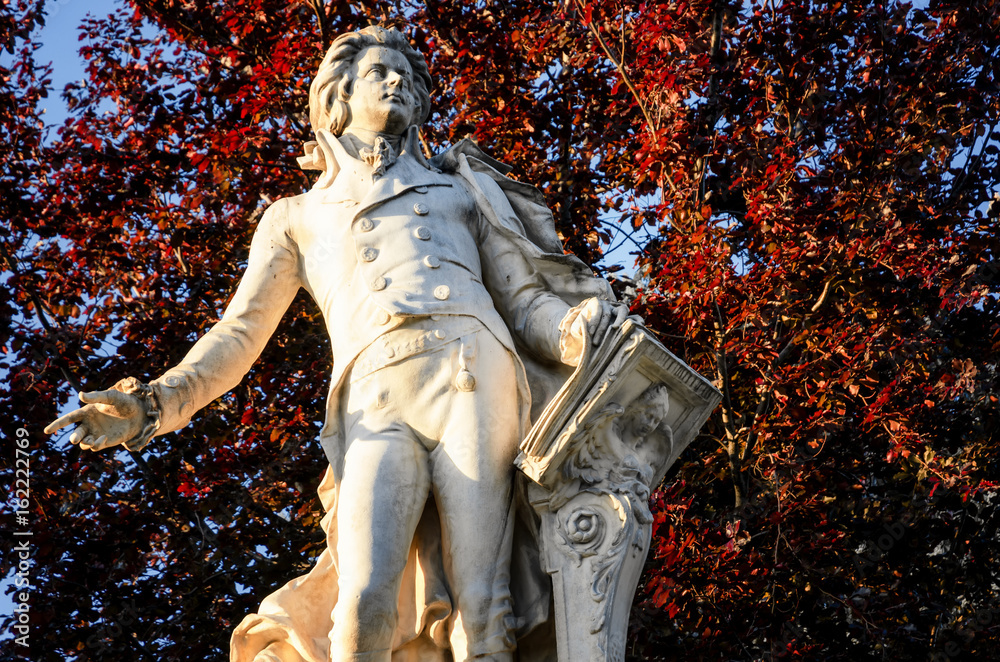 Fototapeta premium Pomnik ku czci Wolfanga Amadeusza Mozarta w Burggarten, park publiczny w Wiedniu (Austria)