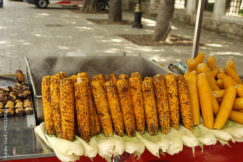 жареная кукуруза и каштаны, уличная еда в стамбуле