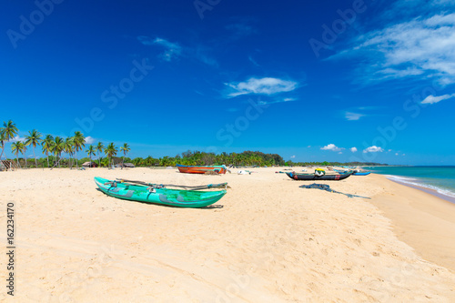 tropical beach in Sri Lanka © Pakhnyushchyy