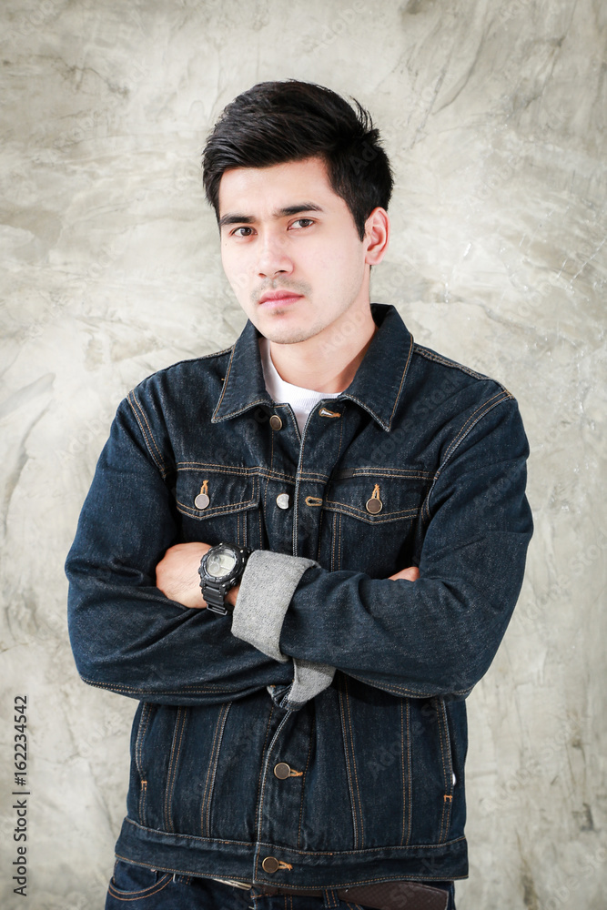 Closeup Asian man casual outfits standing in jeans and black denim shirt, men  black hair and short hair, smiling and wearing jeans jacket, beauty and  fashion concept, and Jeans concept foto de