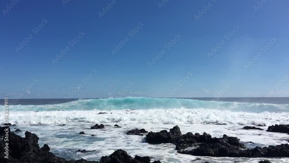 Immenses vagues déferlantes à l'ile de la Réunion Immenses vagues déferlantes à l'ile de la Réunion