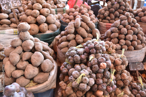 Pommes de terre andines au marché indien de Arequipa au Pérou