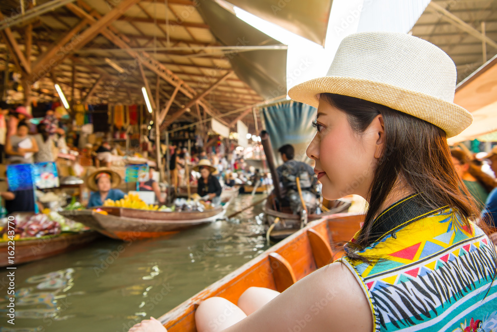 Fototapeta premium Asian woman looking at vendors pedlar