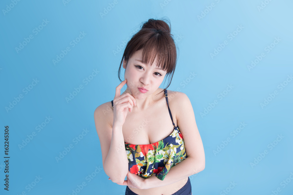 水着の女性・ブルーバック 水着の女性・ブルーバック