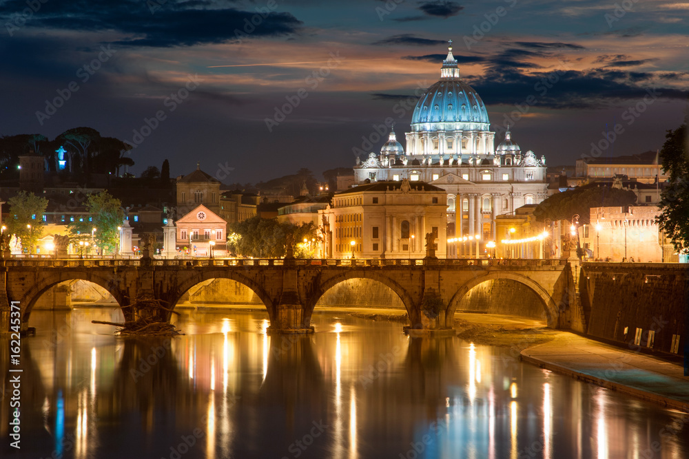 Vatikan: St. Peter in Rom bei Nacht