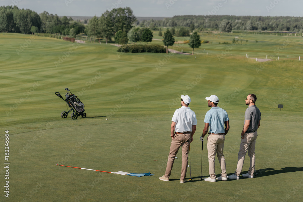 Obraz premium professional players looking away while standing on golf pitch