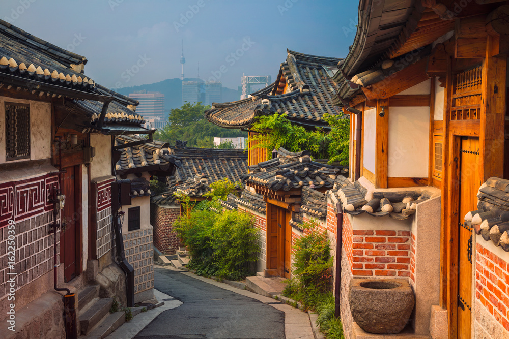 Naklejka premium Seul. Tradycyjna architektura w stylu koreańskim w Bukchon Hanok Village w Seulu, w Korei Południowej.